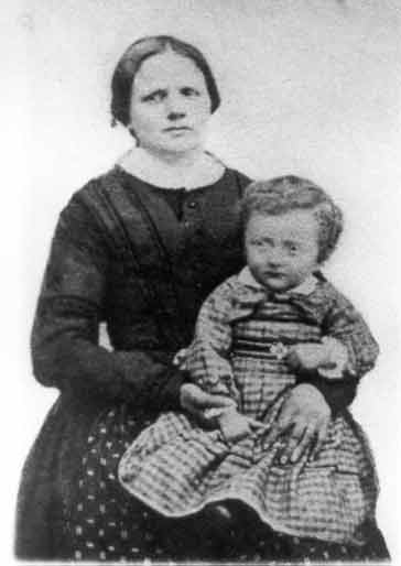 Klein-Johannes mit Mutter